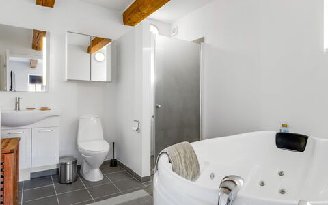 Albine - 150M from the Sea: Armatur, Badezimmer, Interior Design, Flooring, Fussboden, Decke, Sinken, Zapfhahn, Installation, Beleuchtung