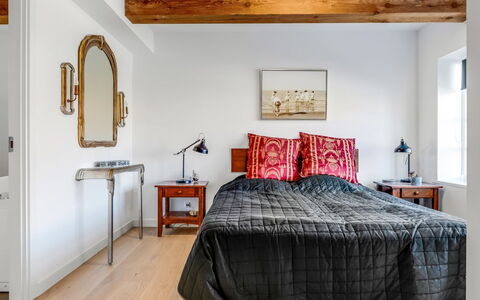 Albine - 150M from the Sea: Möbel, Bett, Interior Design, Schlafzimmer, Flooring, Fussboden, Wand, Bedding, Holz, Bettdecke
