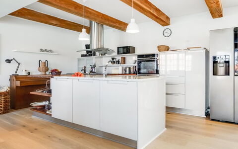 Albine - 150M from the Sea: Küche, Möbel, Countertop, Küchengerät, Flooring, Cabinetry, Interior Design, Major Appliance, Holz, Fussboden
