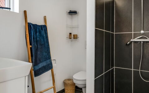 Albine - 150M from the Sea: Wand, Flooring, Fussboden, Armatur, Interior Design, Toilette, Badezimmer, Toilleten Sitz, Installation, Fliese