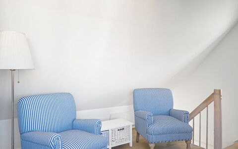 Albine - 150M from the Sea: Möbel, Interior Design, Flooring, Holz, Fussboden, Stuhl, Zimmer, Zuhause, Wohnzimmer, Couch