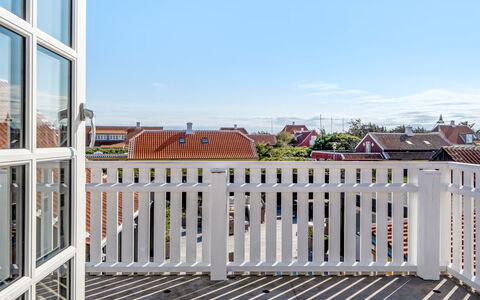 Albine - 150M from the Sea: Holz, Verbundwerkstoff, Wohnung, Balkon, Geländer, Baluster, Deck, Holzbeize, Treppe, Hartholz