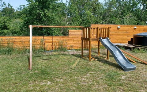 Wolter - 1.7Km from the Sea: Holz, Spielmittel, Spielplatz Rutsche, Öffentlicher Raum, Spielplatz, Garten, Rutsche, Hinterhof, Rasen, Holzbeize