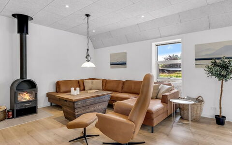 Wolter - 1.7Km from the Sea: Möbel, Flooring, Interior Design, Couch, Holz, Wohnzimmer, Decke, Fussboden, Zimmer, Zuhause