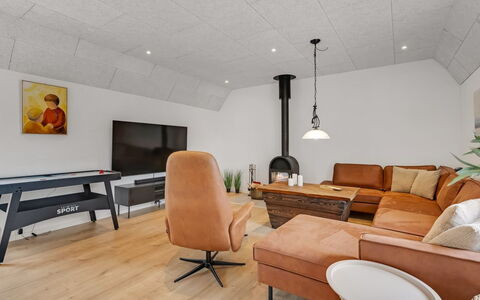 Wolter - 1.7Km from the Sea: Möbel, Interior Design, Flooring, Fussboden, Wand, Couch, Holz, Decke, Light Fixture, Wohnzimmer