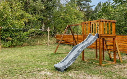 Wolter - 1.7Km from the Sea: Spielplatz Rutsche, Holz, Spielmittel, Rutsche, Spielplatz, Garten, Hartholz, Park, Hinterhof