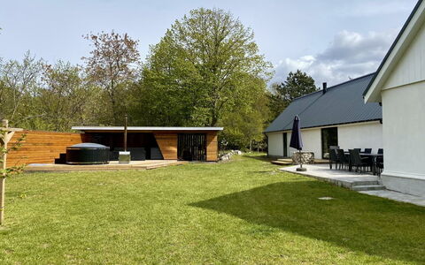 Wolter - 1.7Km from the Sea: Gras, Dach, Zuhause, Haus, Grundstueck, Rasen, Garten, Hütte, Schatten, Hinterhof