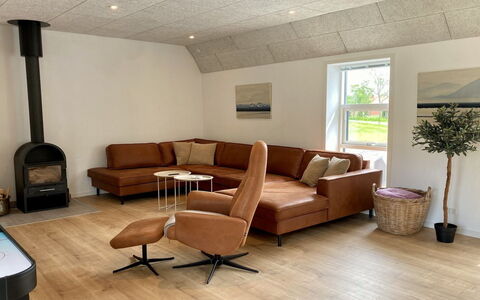 Wolter - 1.7Km from the Sea: Möbel, Flooring, Fussboden, Interior Design, Wand, Couch, Holz, Wohnzimmer, Holzboden, Decke