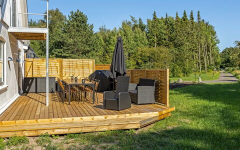 Wolter - 1.7Km from the Sea: Holz, Hartholz, Veranda, Deck, Planke, Holzbeize, Holzboden, Gartenmöbel, Schatten, Geländer