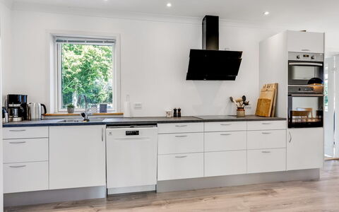 Wolter - 1.7Km from the Sea: Küche, Flooring, Küchengerät, Countertop, Cabinetry, Interior Design, Major Appliance, Fussboden, Holz, Haushaltsgerät