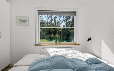 Wolter - 1.7Km from the Sea: Schlafzimmer, Holz, Bettdecke, Bedding, Bett, Interior Design, Linens, Möbel, Decke, Beleuchtung