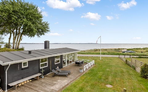Teodosija - 20M from the Sea: Dach, Haus, Zuhause, Hütte, Tür, Abstellgleis, Deck, Veranda, Planke, Hartholz