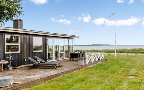 Teodosija - 20M from the Sea: Dach, Haus, Zuhause, Hütte, Tür, Abstellgleis, Deck, Veranda, Planke, Hartholz