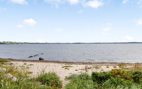 Teodosija - 20M from the Sea: Dach, Haus, Zuhause, Hütte, Tür, Abstellgleis, Deck, Veranda, Planke, Hartholz