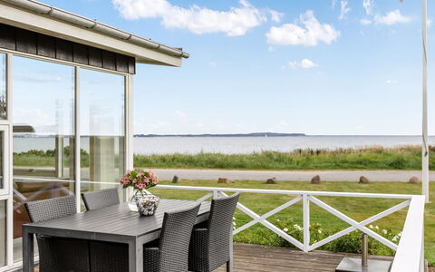 Teodosija - 20M from the Sea: Dach, Haus, Zuhause, Hütte, Tür, Abstellgleis, Deck, Veranda, Planke, Hartholz
