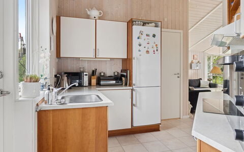 Rikhard - 175M to the Fjord: Küche, Küchengerät, Countertop, Major Appliance, Interior Design, Möbel, Flooring, Cabinetry, Holz, Fussboden