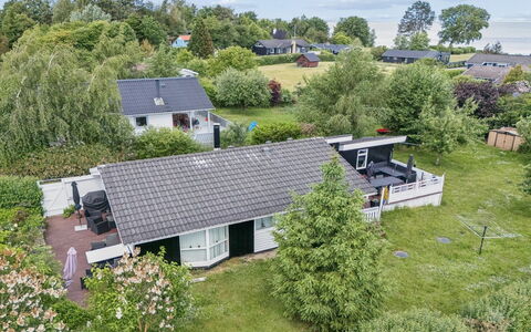 Rikhard - 175M to the Fjord: Wohngebiet, Haus, Dach, Zuhause, Nachbarschaft, Landschaft, Vorort, Grundstueck, Hütte, Menschliche Siedlung