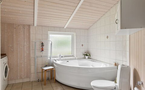 Rikhard - 175M to the Fjord: Flooring, Interior Design, Armatur, Fussboden, Holz, Decke, Zimmer, Badewanne, Badezimmer, Zapfhahn