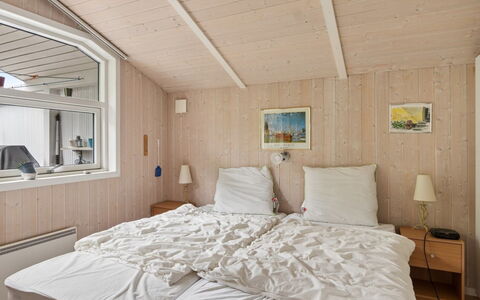 Rikhard - 175M to the Fjord: Holz, Schlafzimmer, Interior Design, Fussboden, Zuhause, Bett, Decke, Möbel, Bettdecke, Tür
