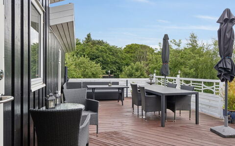 Rikhard - 175M to the Fjord: Holz, Möbel, Holzboden, Flooring, Fussboden, Gartenmöbel, Veranda, Hartholz, Tabelle, Deck