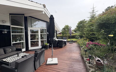 Rikhard - 175M to the Fjord: Möbel, Couch, Interior Design, Flooring, Wohnzimmer, Fussboden, Dekokissen, Zimmer, Kissen