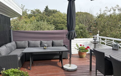 Rikhard - 175M to the Fjord: Möbel, Couch, Interior Design, Flooring, Wohnzimmer, Fussboden, Dekokissen, Zimmer, Kissen