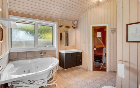 Arisa - 300M from the Sea: Holz, Interior Design, Armatur, Flooring, Decke, Fussboden, Badewanne, Installation, Zimmer, Zuhause