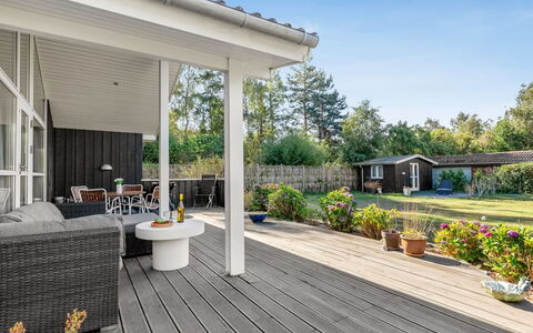Arisa - 300M from the Sea: Dach, Haus, Zuhause, Hütte, Tür, Abstellgleis, Deck, Veranda, Planke, Hartholz