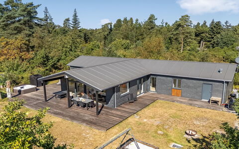 Milda - 100M from the Sea: Haus, Dach, Zuhause, Hütte, Strauch, Ground, Estate, Bauernhaus, Abstellgleis, Gartenbauten