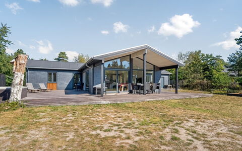 Milda - 100M from the Sea: Haus, Dach, Zuhause, Hütte, Strauch, Ground, Estate, Bauernhaus, Abstellgleis, Gartenbauten