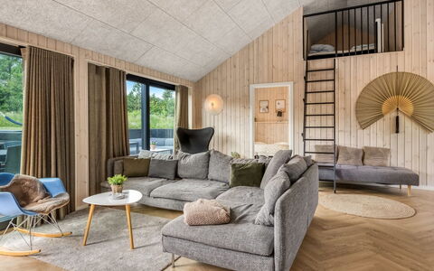 Artur - 800M from the Sea: Holz, Möbel, Flooring, Wohnzimmer, Fussboden, Decke, Couch, Dekokissen