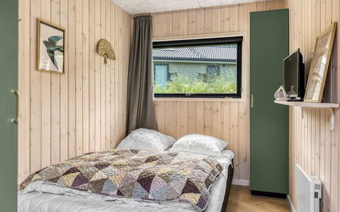 Artur - 800M from the Sea: Schlafzimmer, Bett, Holz, Interior Design, Bettdecke, Flooring, Fussboden, Bedding, Möbel, Decke