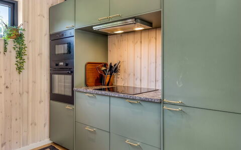 Artur - 800M from the Sea: Flooring, Holz, Interior Design, Cabinetry, Fussboden, Countertop, Küchengerät, Küche, Major Appliance, Möbel