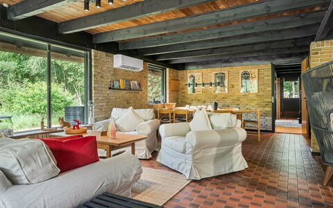 Karmen - 1Km from the Sea: Möbel, Holz, Interior Design, Decke, Couch, Flooring, Tabelle, Zimmer, Stuhl, Wohnzimmer