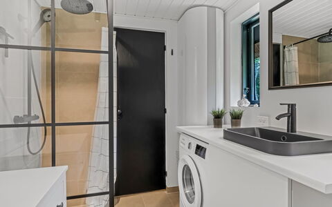 Karmen - 1Km from the Sea: Interior Design, Armatur, Flooring, Fussboden, Waschmaschine, Decke, Badezimmerschrank, Zimmer, Zapfhahn, Badezimmer