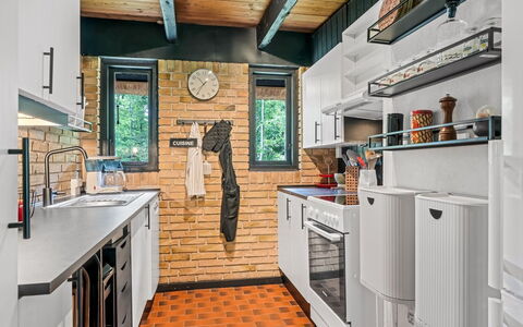 Karmen - 1Km from the Sea: Küche, Holz, Major Appliance, Countertop, Küchengerät, Interior Design, Cabinetry, Flooring, Möbel, Herd