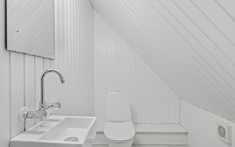 Karmen - 1Km from the Sea: Armatur, Weiss, Flooring, Fussboden, Interior Design, Decke, Badezimmer, Zapfhahn, Sinken, Installation