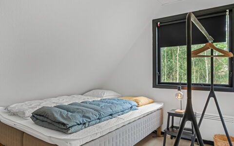 Karmen - 1Km from the Sea: Schlafzimmer, Möbel, Bett, Holz, Flooring, Interior Design, Fussboden, Bedding, Bettdecke, Linens