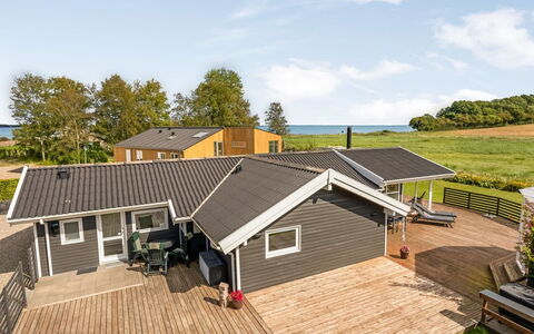 Eisa - 75M from the Sea: Dach, Dachdecken, Hütte, Haus, Dorf, Bauernhaus, Hütte, Estate, Auffahrt