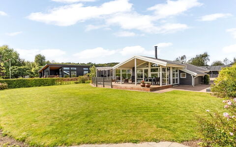 Eisa - 75M from the Sea: Zuhause, Estate, Schatten, Landscaping, Rasen, Bauernhaus, Garten, Villa, Villa, Veranda