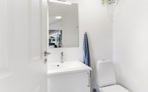 Eisa - 75M from the Sea: Wand, Interior Design, Armatur, Flooring, Fussboden, Badezimmer, Badezimmerschrank, Sinken, Zapfhahn, Decke