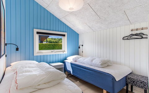 Eisa - 75M from the Sea: Schlafzimmer, Holz, Bett, Interior Design, Decke, Bettdecke, Bedding, Fussboden, Bettrahmen, Zuhause