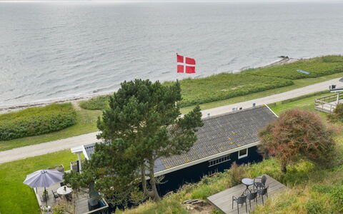 Gertje - 20M from the Sea: Blau, Strauch, Hütte, Ground, Garten, Estate, Schatten, Landscaping, Bauernhaus, Eco Hotel