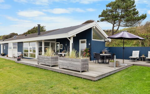 Gertje - 20M from the Sea: Blau, Strauch, Hütte, Ground, Garten, Estate, Schatten, Landscaping, Bauernhaus, Eco Hotel