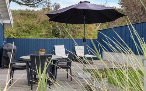 Gertje - 20M from the Sea: Holz, Garten, Hinterhof, Grundstueck, Zuhause, Dach, Schatten, Deck, Hartholz, Garten