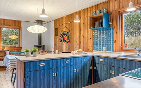 Anneka - 750M from the Sea: Holz, Küche, Decke, Light Fixture, Holzbeize, Countertop, Hartholz, Planke, Cabinetry, Natürliches Material