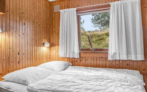 Anneka - 750M from the Sea: Bett, Schlafzimmer, Holz, Bettdecke, Bedding, Interior Design, Decke, Fussboden, Flooring, Linens