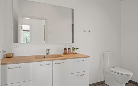 Berta - 2Km from the Sea: Bad Sink, Flooring, Armatur, Fussboden, Badezimmer, Interior Design, Sinken, Badezimmerschrank, Cabinetry, Spiegel