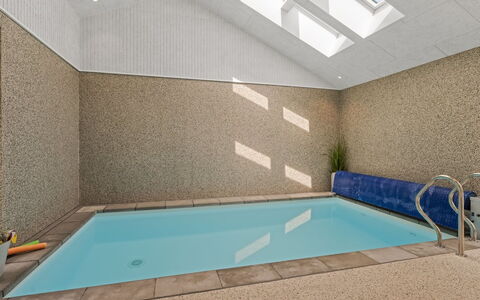 Berta - 2Km from the Sea: Flooring, Fussboden, Interior Design, Verbundwerkstoff, Decke, Schwimmbad, Fliese, Schatten, Design, Daylighting