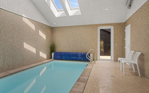 Berta - 2Km from the Sea: Flooring, Fussboden, Schwimmbad, Verbundwerkstoff, Decke, Daylighting, Resort, Fliese, Design, Holzbeize